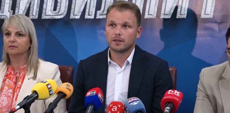 Draško Stanivuković govori na konferenciji za medije o civilnoj obuci i reformama u Banjaluci.