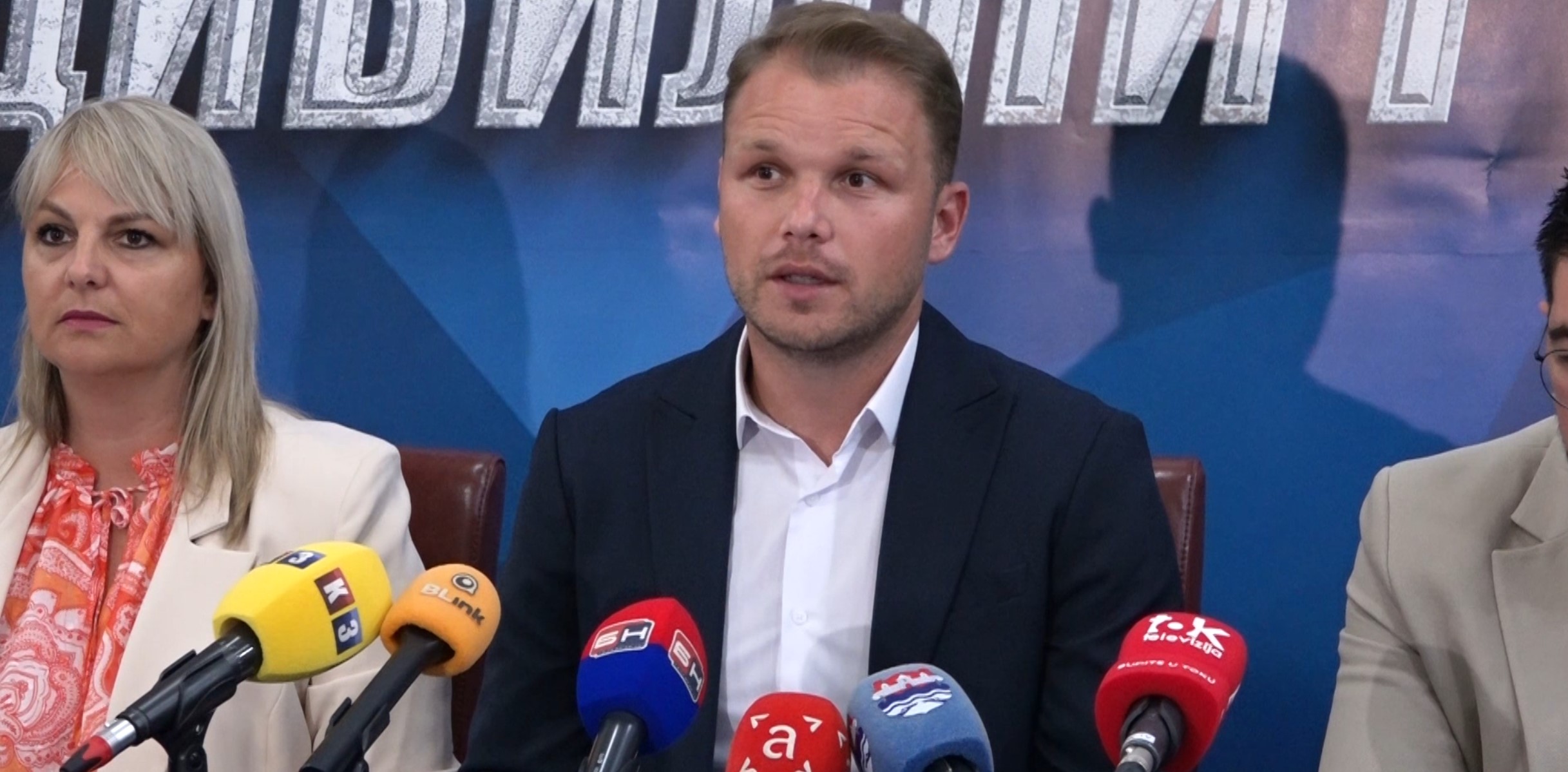 Draško Stanivuković govori na konferenciji za medije o civilnoj obuci i reformama u Banjaluci.