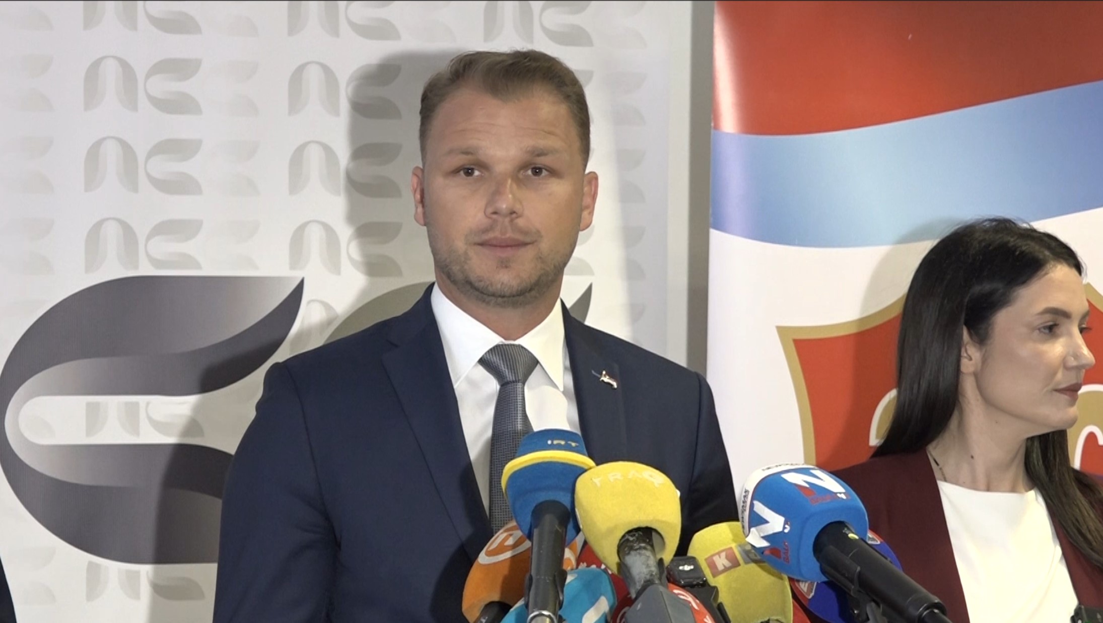 Draško Stanivuković govori na konferenciji za medije poslije sastanka opozicije u Republici Srpskoj