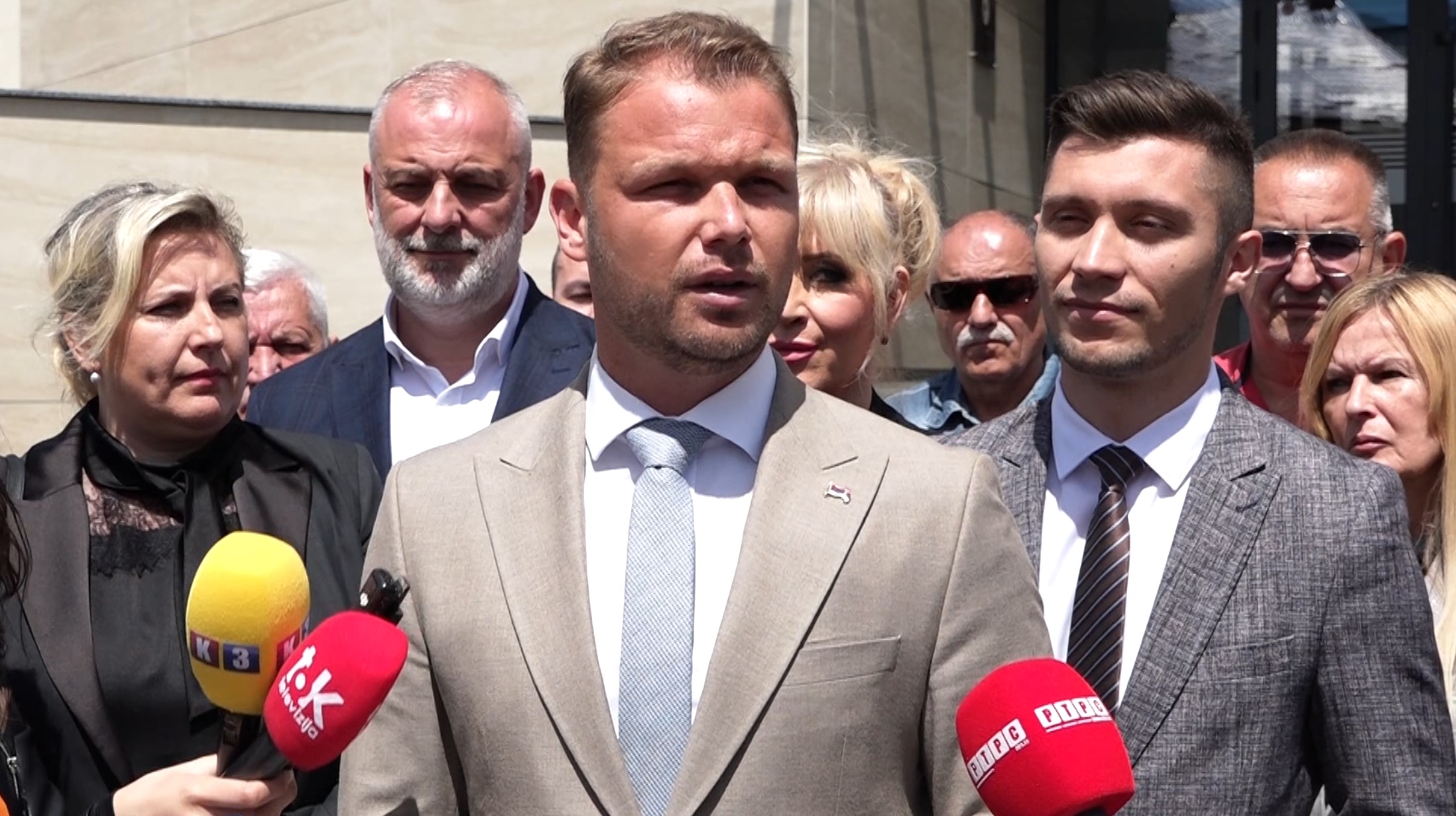 Draško Stanivuković ispred Ustavnog suda Republike Srpske govori o pravima penzionera
