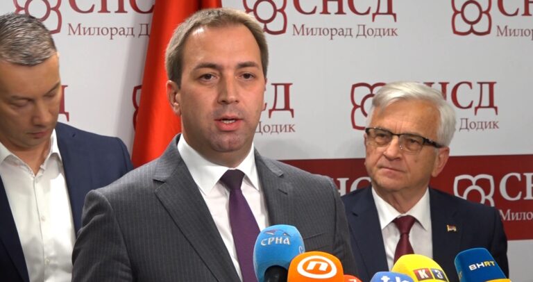 Goran Selak, predsjednik SPS-a, daje izjavu medijima nakon sastanka koalicije u Banjaluci.