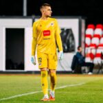 Mladen Jurkas, mladi golman FK Borac, u golmanskoj opremi na fudbalskom terenu.