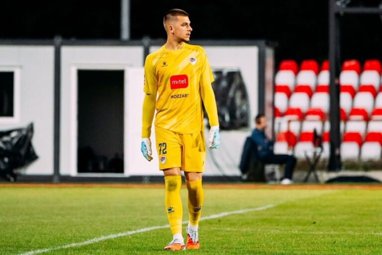 Mladen Jurkas, mladi golman FK Borac, u golmanskoj opremi na fudbalskom terenu.