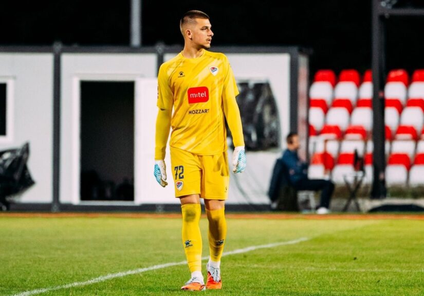 Mladen Jurkas, mladi golman FK Borac, u golmanskoj opremi na fudbalskom terenu.