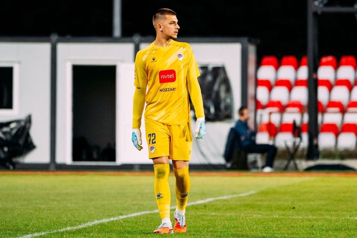 Mladen Jurkas, mladi golman FK Borac, u golmanskoj opremi na fudbalskom terenu.