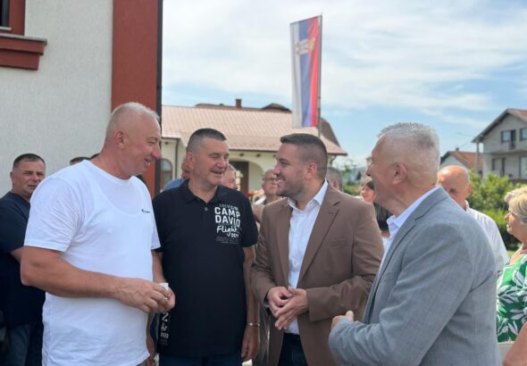 Nebojša Drinić prisustvuje parastosu poginulim borcima Vojske Republike Srpske u naselju Česma u Banjaluci.