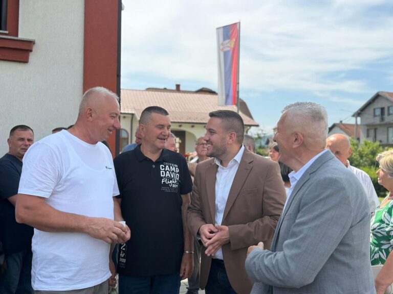 Nebojša Drinić prisustvuje parastosu poginulim borcima Vojske Republike Srpske u naselju Česma u Banjaluci.