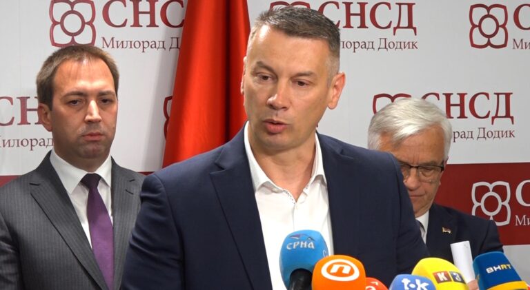 Nenad Nešić govori na konferenciji za medije nakon sastanka vladajuće koalicije u Republici Srpskoj.