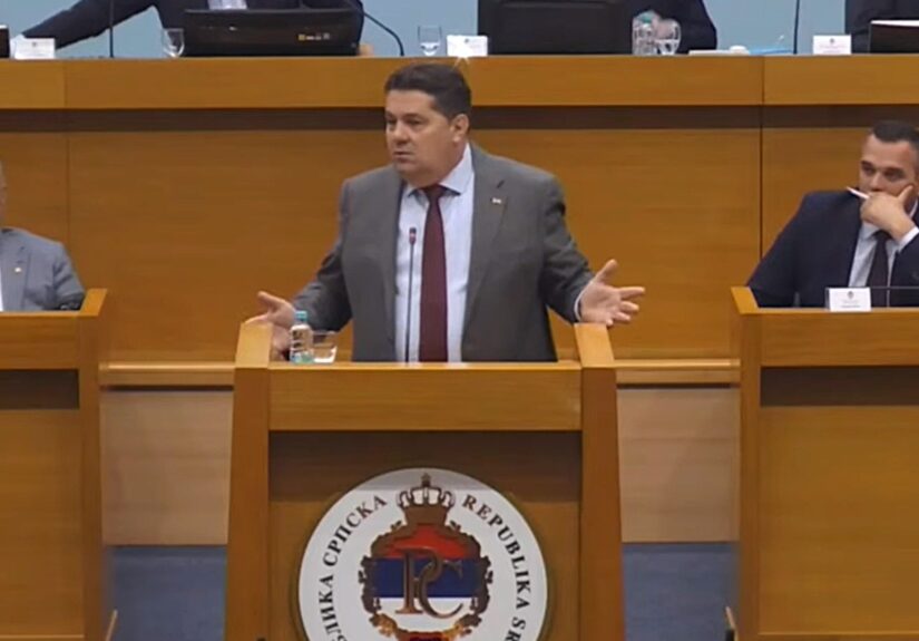 Predsjednik NSRS Nenad Stevandić govori za govornicom u Narodnoj skupštini Republike Srpske.