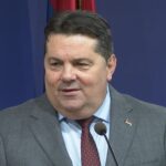 Nenad Stevandić govori na konferenciji za novinare u Narodnoj skupštini Republike Srpske