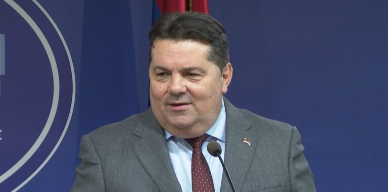 Nenad Stevandić govori na konferenciji za novinare u Narodnoj skupštini Republike Srpske