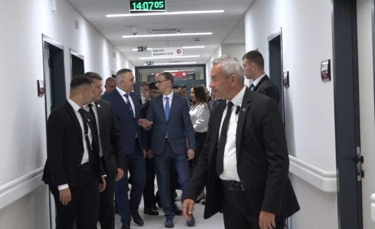 Delegacije vlada Srbije i Republike Srpske u obilasku nove bolnice Sveti Stefan u Trebinju