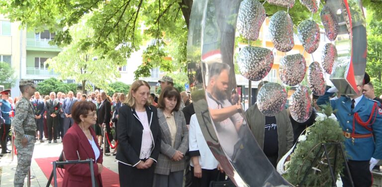 Obilježavanje 34 godine od stradanja 12 banjalučkih beba kod spomenika 12 zvjezdica u Banjoj Luci.