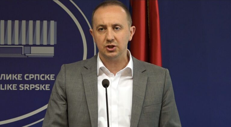 Ognjen Bodiroga, funkcioner SDS-a, govori na konferenciji za medije o kandidatima za opšte izbore 2026. godine.