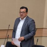 Poslanik Saša Grbić govori za govornicom u Narodnoj skupštini Republike Srpske tokom diskusije o koncesijama.