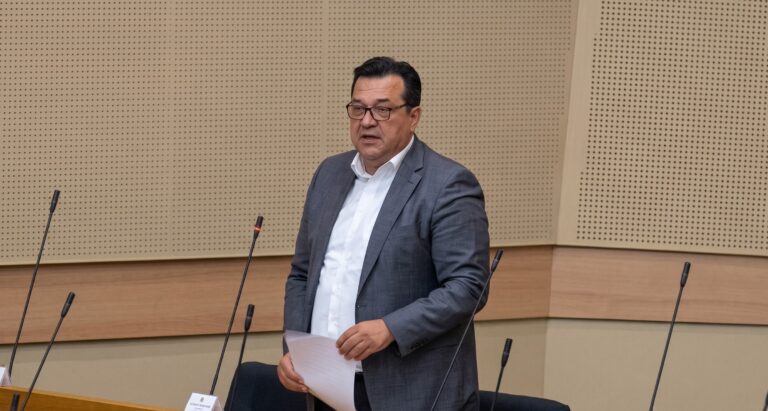 Poslanik Saša Grbić govori za govornicom u Narodnoj skupštini Republike Srpske tokom diskusije o koncesijama.