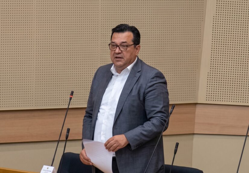 Poslanik Saša Grbić govori za govornicom u Narodnoj skupštini Republike Srpske tokom diskusije o koncesijama.