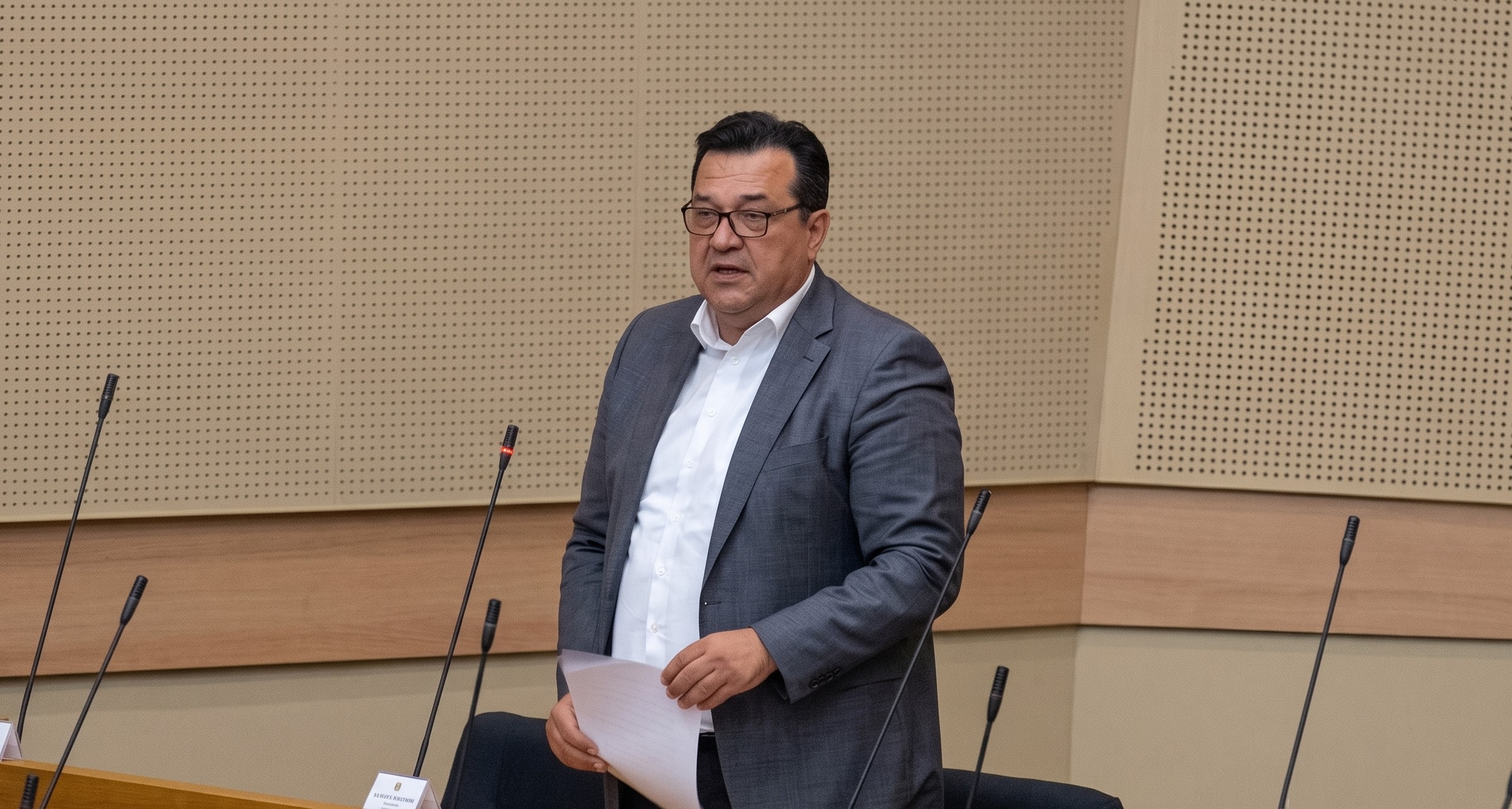 Poslanik Saša Grbić govori za govornicom u Narodnoj skupštini Republike Srpske tokom diskusije o koncesijama.