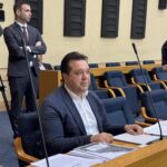 Portret Saše Grbića, poslanika SDP BiH u Narodnoj skupštini Republike Srpske, tokom izlaganja o vršnjačkom nasilju.