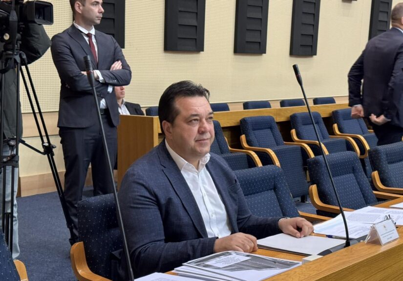Portret Saše Grbića, poslanika SDP BiH u Narodnoj skupštini Republike Srpske, tokom izlaganja o vršnjačkom nasilju.