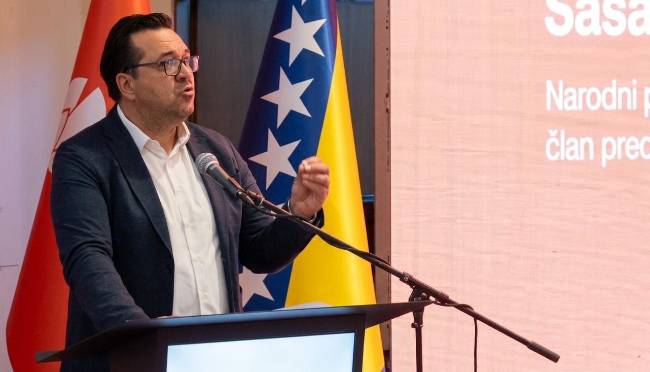 Saša Grbić, narodni poslanik u NSRS, govori na javnoj tribini SDP BiH u Banjoj Luci pod nazivom "Djela, a ne riječi".