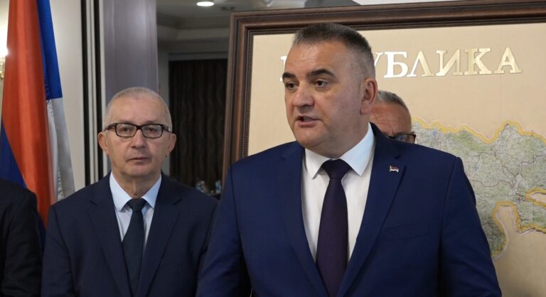 Savo Minic, ministar u Vladi Republike Srpske, govori na konferenciji za novinare o krivicnim prijavama i slobodi govora.
