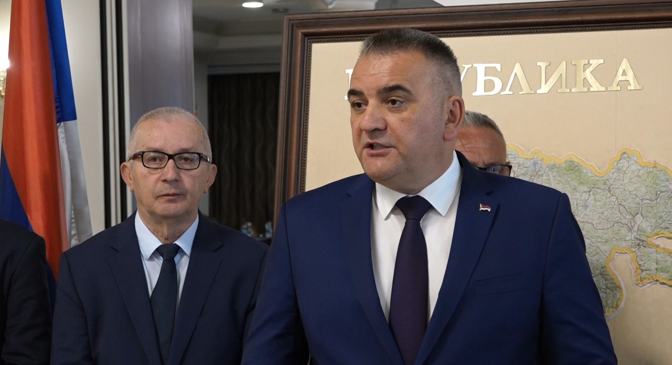 Savo Minic, ministar u Vladi Republike Srpske, govori na konferenciji za novinare o krivicnim prijavama i slobodi govora.