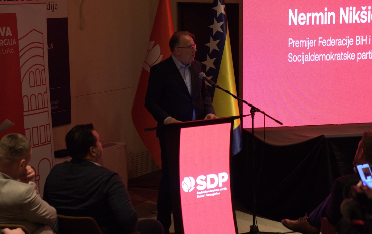 Učesnici javne tribine SDP-a pod nazivom "Djela, a ne riječi" u Banjoj Luci.