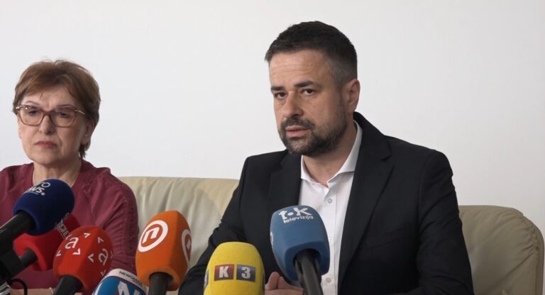 Srđan Amidžić, ministar finansija BiH, govori na konferenciji za medije o povratu PDV-a na prvu nekretninu.