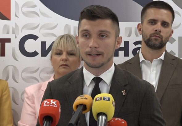 Bojan Kresojević tokom obraćanja medijima o povlačenju zakona u Narodnoj skupštini Republike Srpske.