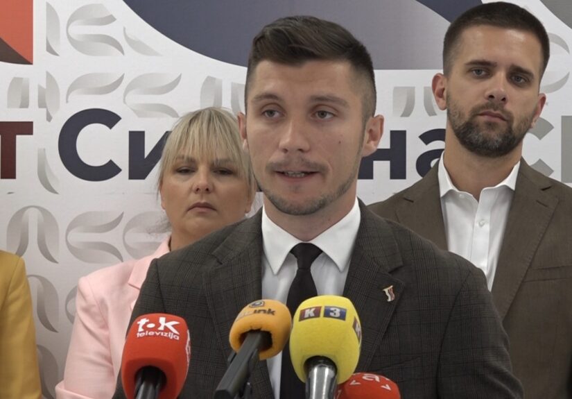 Bojan Kresojević tokom obraćanja medijima o povlačenju zakona u Narodnoj skupštini Republike Srpske.