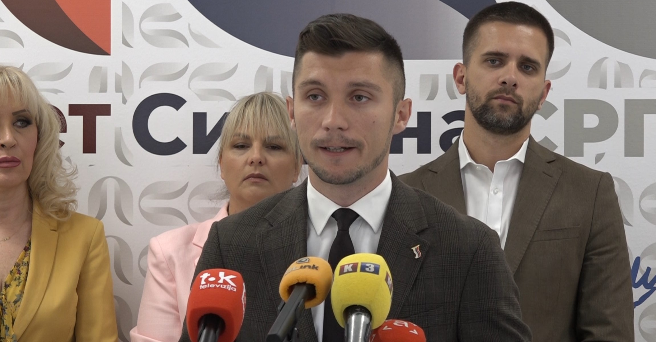 Bojan Kresojević tokom obraćanja medijima o povlačenju zakona u Narodnoj skupštini Republike Srpske.