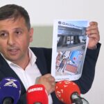 Nebojša Vukanović na konferenciji za novinare u Banjaluci pokazuje dokumente o aferama