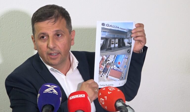 Nebojša Vukanović na konferenciji za novinare u Banjaluci pokazuje dokumente o aferama