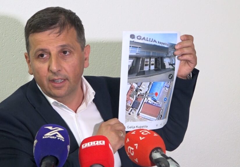 Nebojša Vukanović na konferenciji za novinare u Banjaluci pokazuje dokumente o aferama