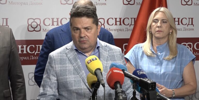 Dr Nenad Stevandić daje izjavu medijima nakon koalicionog sastanka u Banjoj Luci