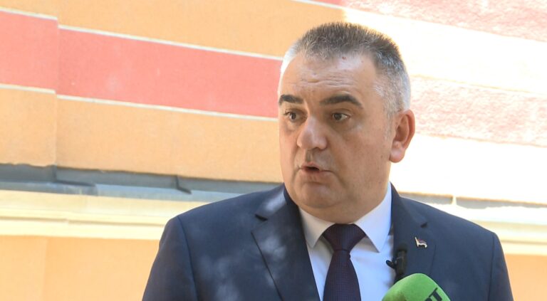 Savo Minić predsjednik Vlade RS daje izjavu medijima o direktoru inspektorata i policijskoj istrazi