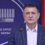 Vlado Đajić drži dokumente Politički bukvar na konferenciji za novinare ispred Narodne skupštine Republike Srpske