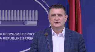 Vlado Đajić drži dokumente Politički bukvar na konferenciji za novinare ispred Narodne skupštine Republike Srpske