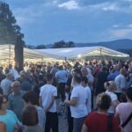 Dr Vlado Đajić sa okupljenim građanima na manifestaciji u Prijedoru