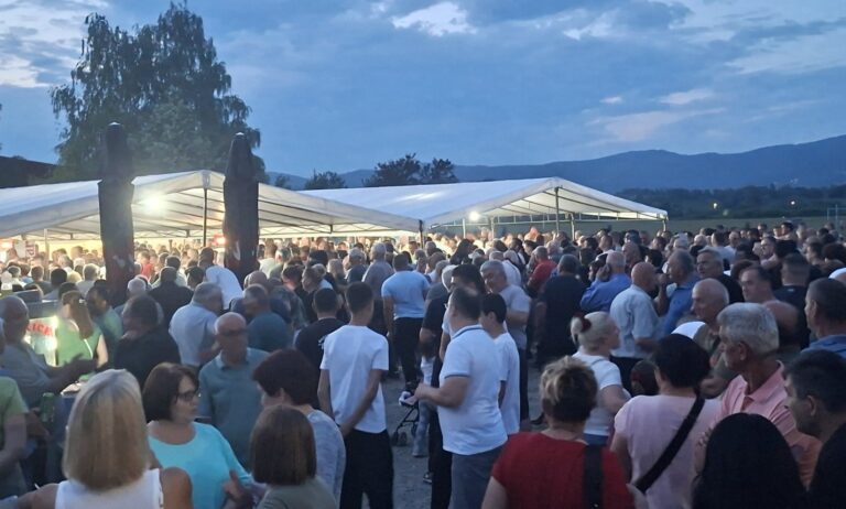 Dr Vlado Đajić sa okupljenim građanima na manifestaciji u Prijedoru