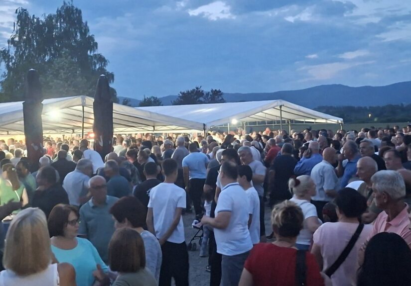 Dr Vlado Đajić sa okupljenim građanima na manifestaciji u Prijedoru