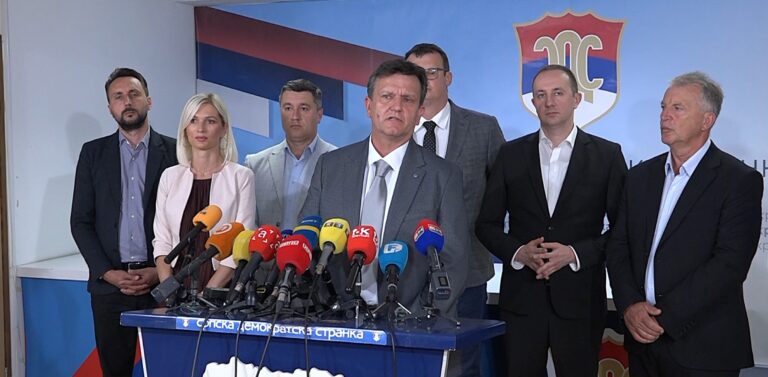 Branko Blanuša, predsjednik SDS-a, tokom davanja izjave o visokom predstavniku i OHR-u u BiH.