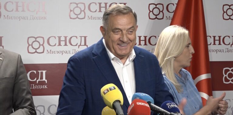 Milorad Dodik daje izjavu medijima o političkoj strategiji prema Elmedinu Konakoviću i SNSD-u.