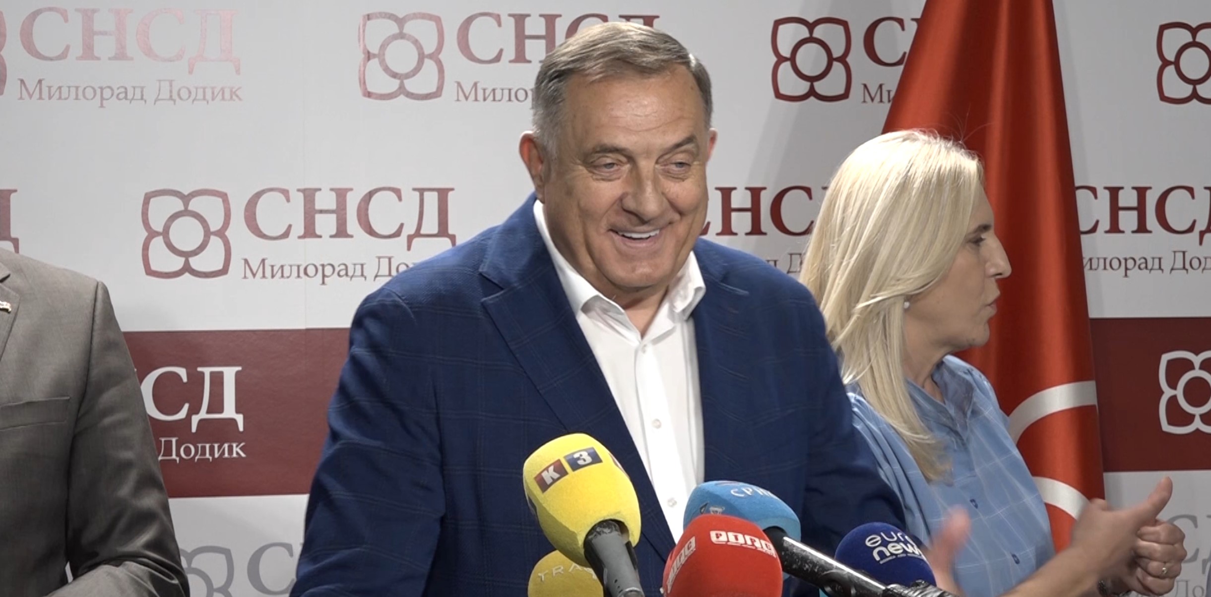 Milorad Dodik daje izjavu medijima o političkoj strategiji prema Elmedinu Konakoviću i SNSD-u.