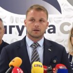 Draško Stanivuković na konferenciji za medije govori o Komisiji za nacionalne spomenike BiH