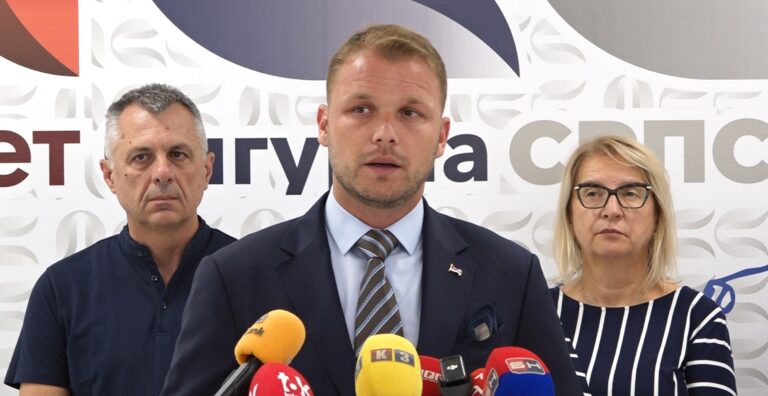 Draško Stanivuković na konferenciji za medije govori o Komisiji za nacionalne spomenike BiH