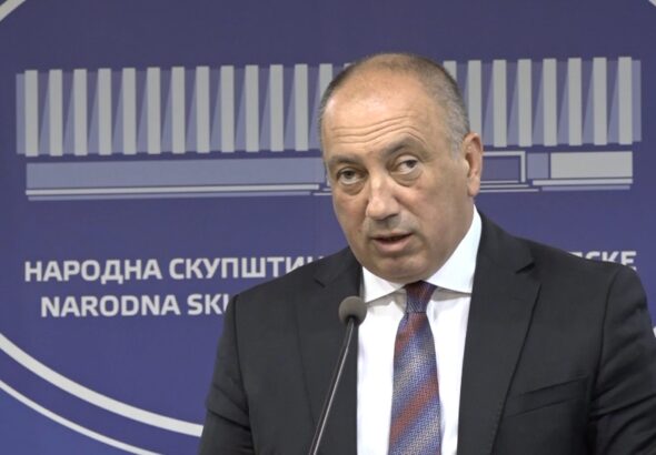 Igor Crnadak na vanrednoj konferenciji za novinare u Banjaluci govori o prijetnjama Nenada Stevandića