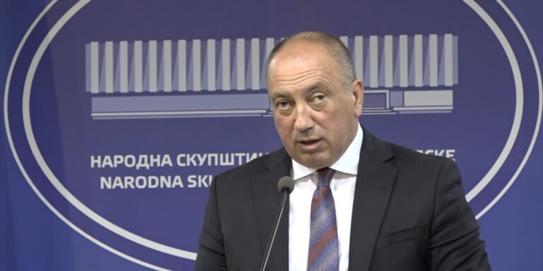 Igor Crnadak na vanrednoj konferenciji za novinare u Banjaluci govori o prijetnjama Nenada Stevandića
