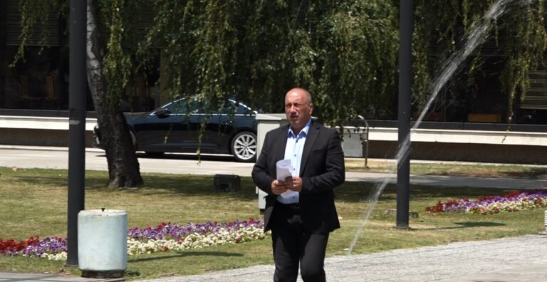 Igor Crnadak na konferenciji za medije ispred Narodne skupštine Republike Srpske u Banjoj Luci.